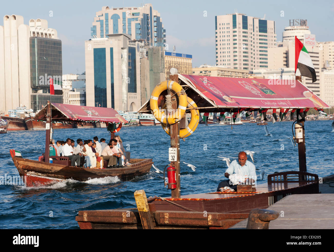 Vista del traghetto Abra sul torrente nel vecchio in Dubai Emirati Arabi Uniti EMIRATI ARABI UNITI Foto Stock