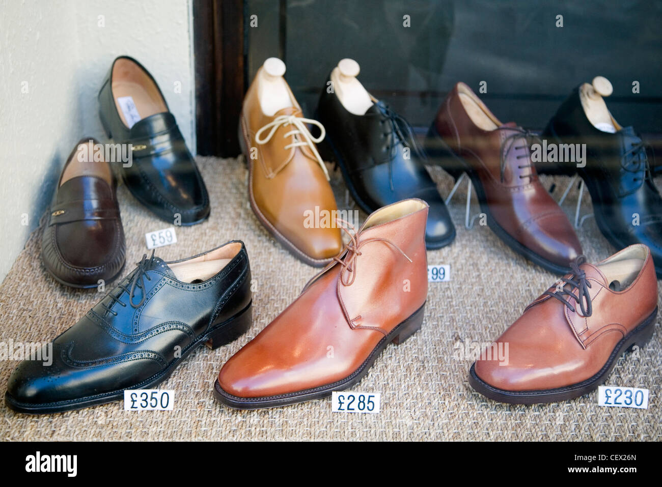 Costoso fatti a mano di scarpe in un bespoke Oxford vetrina. Foto Stock