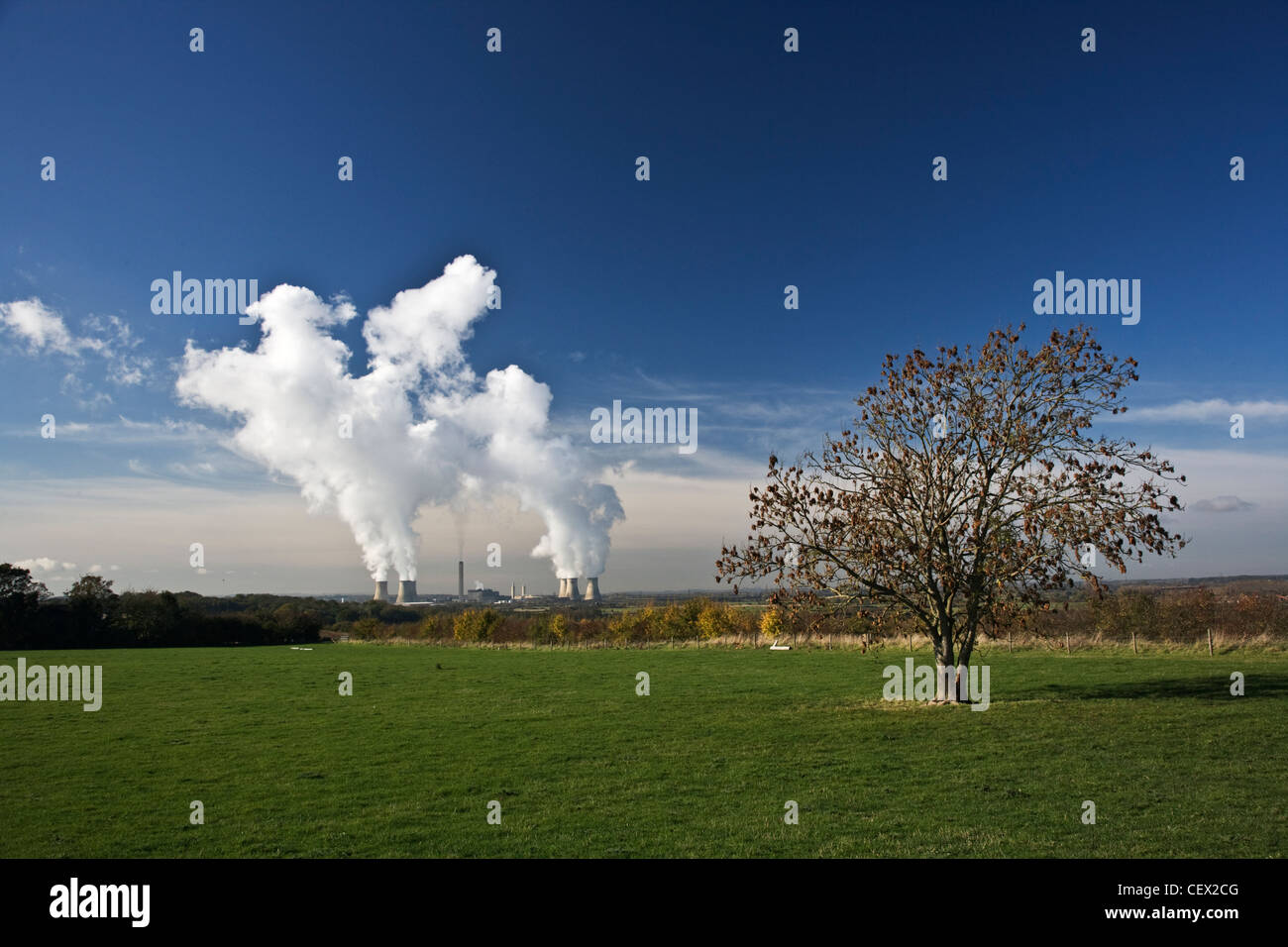 Emissione di fumo bianco ondeggianti dalle torri di raffreddamento di Didcot Power Station in un cielo blu chiaro. Foto Stock