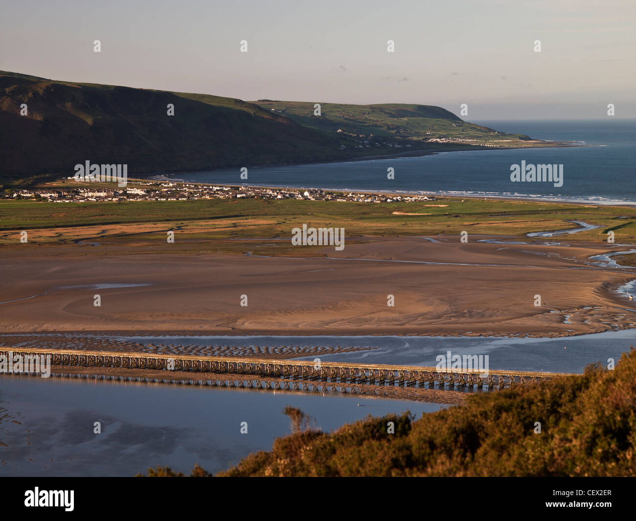 Barmouth Bridge (Pont Abermaw), una singola via ferrovia e piedi viadotto aperto nel 1867 attraverso l'Mawddach estuario. Il villaggio Foto Stock