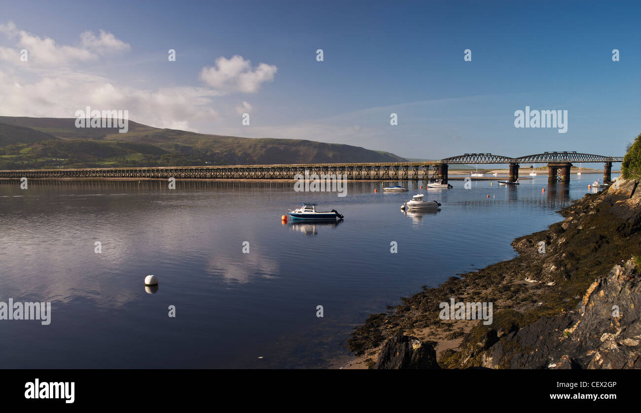 Una vista panoramica di Barmouth Bridge (Pont Abermaw) che copre la Afon Mawddach fiume tra Morfa Mawddach e Barmouth. Foto Stock