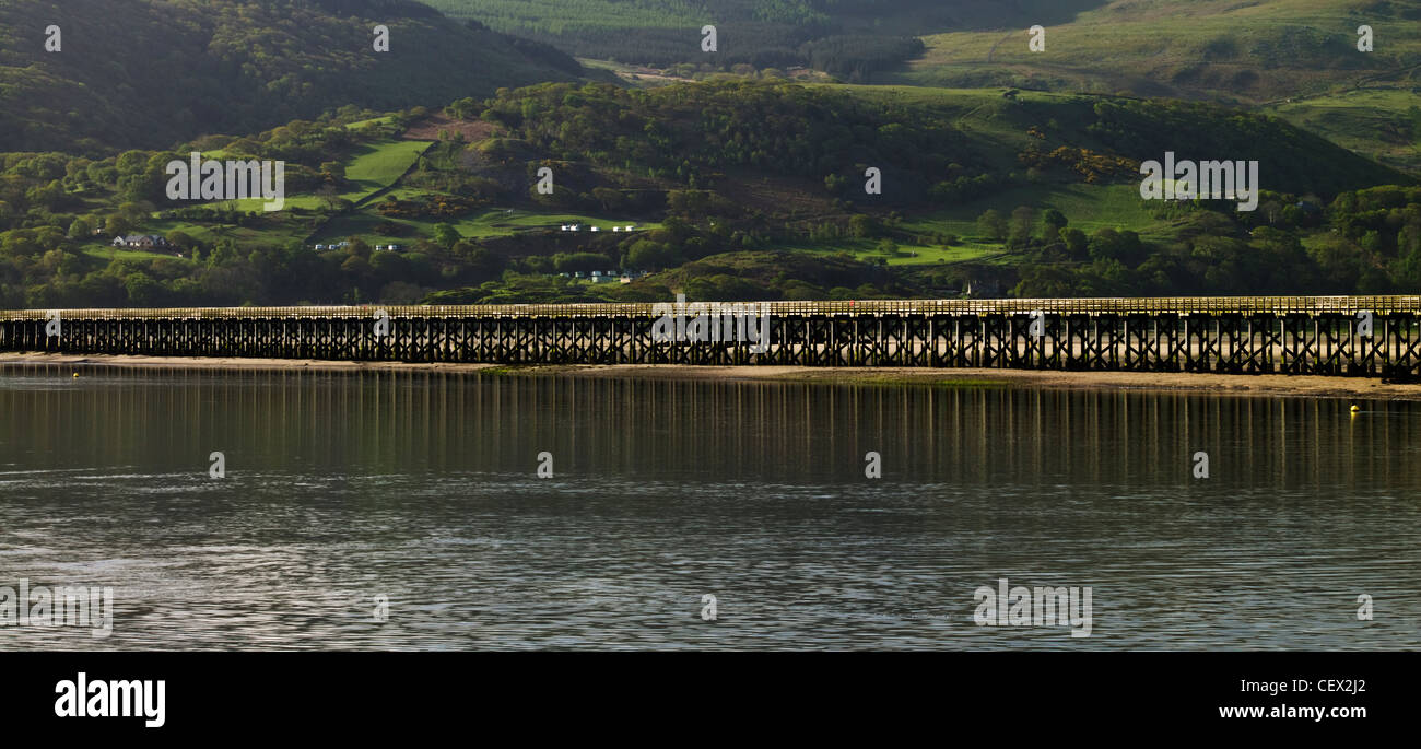 Una vista panoramica di Barmouth Bridge (Pont Abermaw) che copre la Afon Mawddach fiume tra Morfa Mawddach e Barmouth. Foto Stock