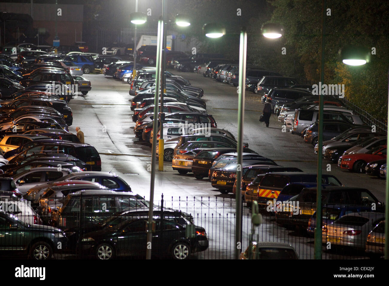 Parcheggio illuminato di notte Foto Stock
