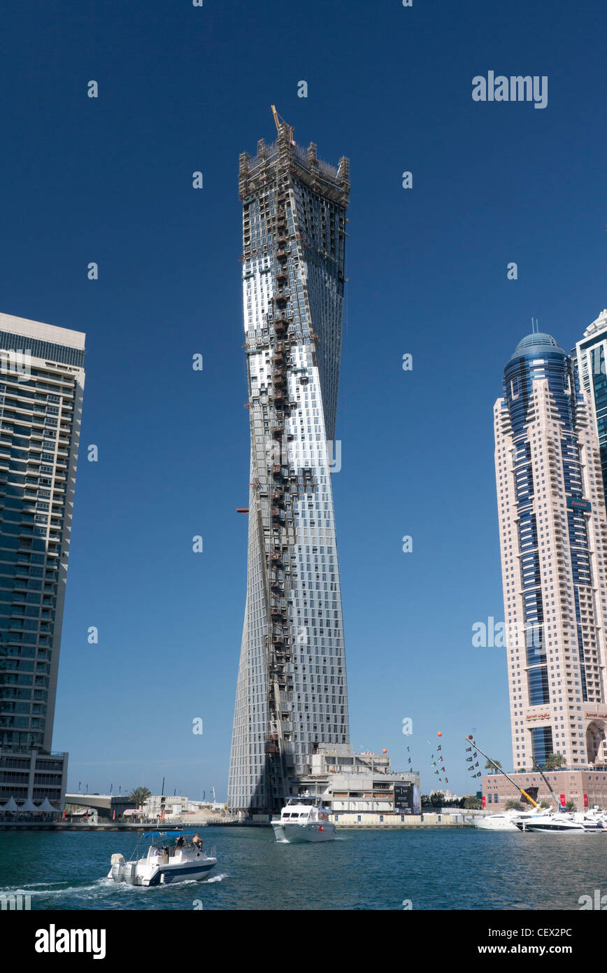 Vista del moderno ed alto edificio di appartamenti in costruzione in Marina di New Dubai negli Emirati Arabi Uniti Foto Stock