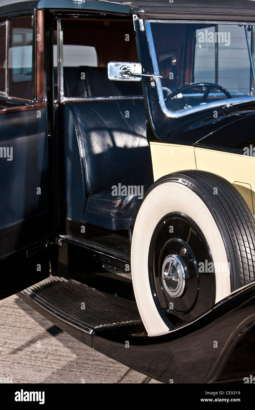 Aprire lo sportello di driver di Rolls Royce, James Bond Classic car Foto Stock