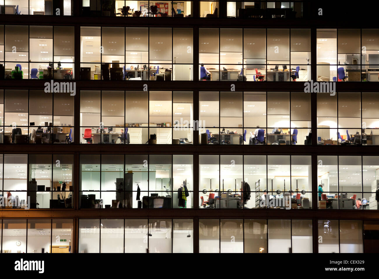 Edifici per uffici di notte a Leeds , REGNO UNITO , - Illuminazione è responsabile di un quarto di tutti i consumi di energia elettrica in tutto il mondo Foto Stock