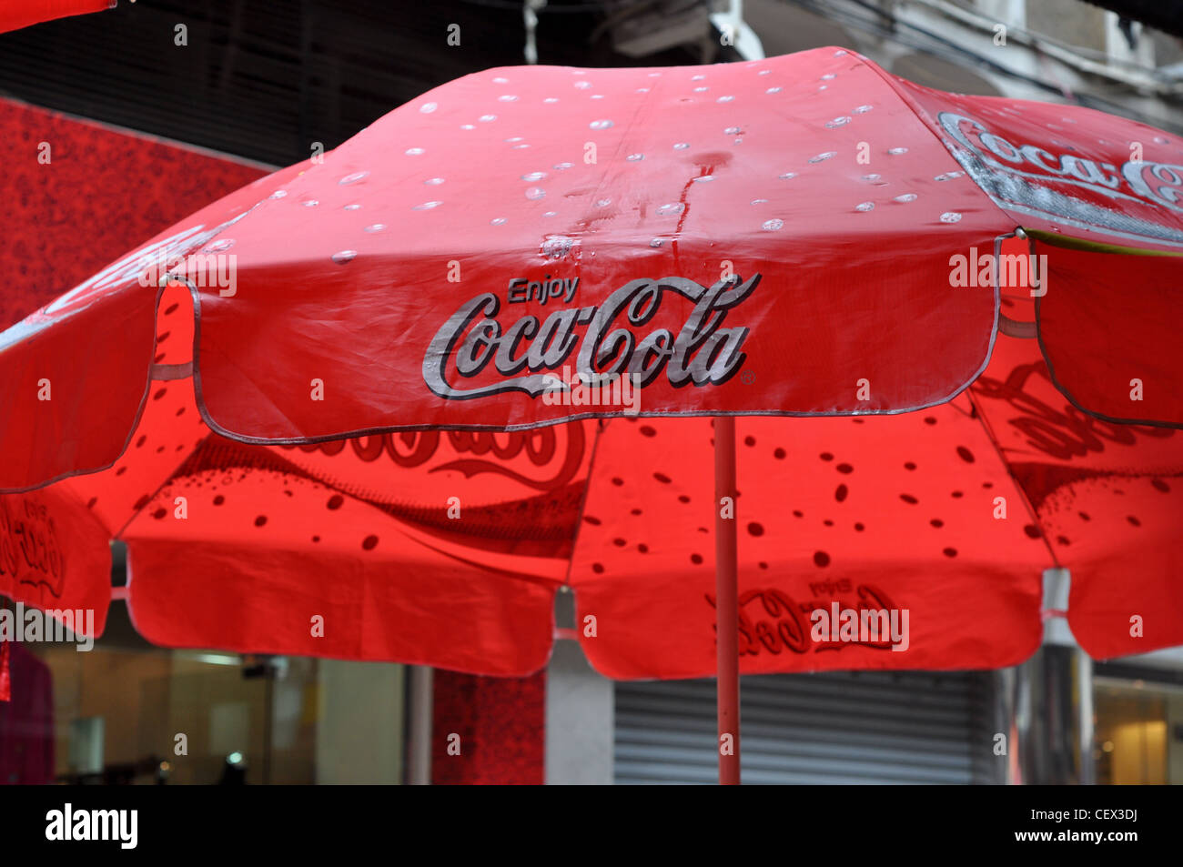 Coca cola umbrella immagini e fotografie stock ad alta risoluzione - Alamy