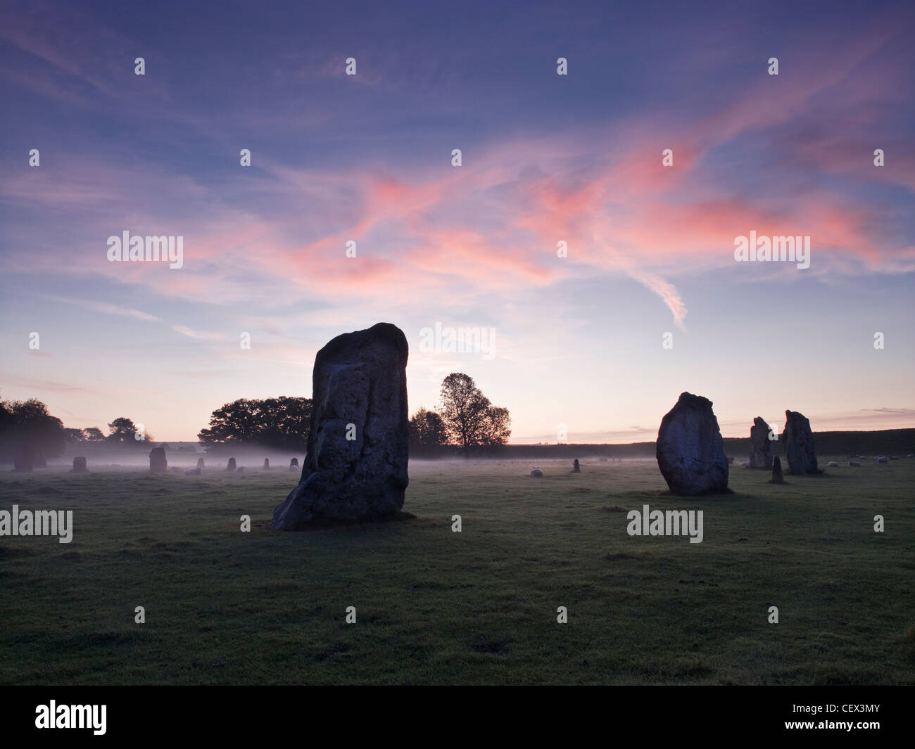 Parte di Avebury Stone Circle, uno dei più grandi d'Europa pietra preistorici cerchi, all'alba. Foto Stock