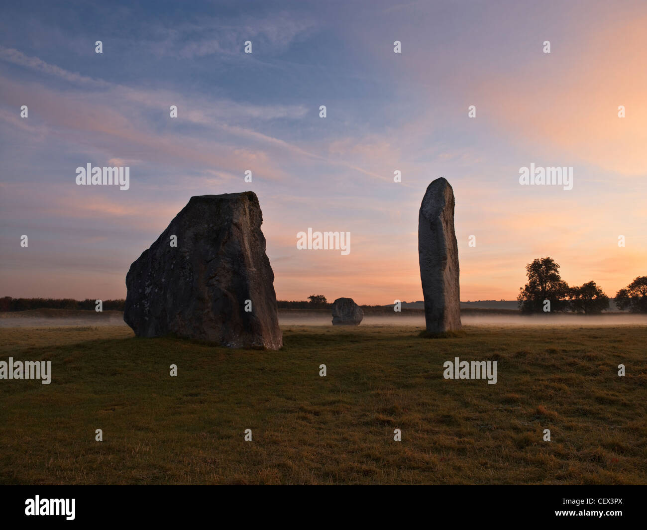 Parte di Avebury Stone Circle, uno dei più grandi d'Europa pietra preistorici cerchi, all'alba. Foto Stock