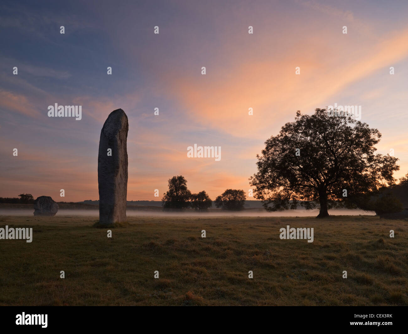 Parte di Avebury Stone Circle, uno dei più grandi d'Europa pietra preistorici cerchi, all'alba. Foto Stock