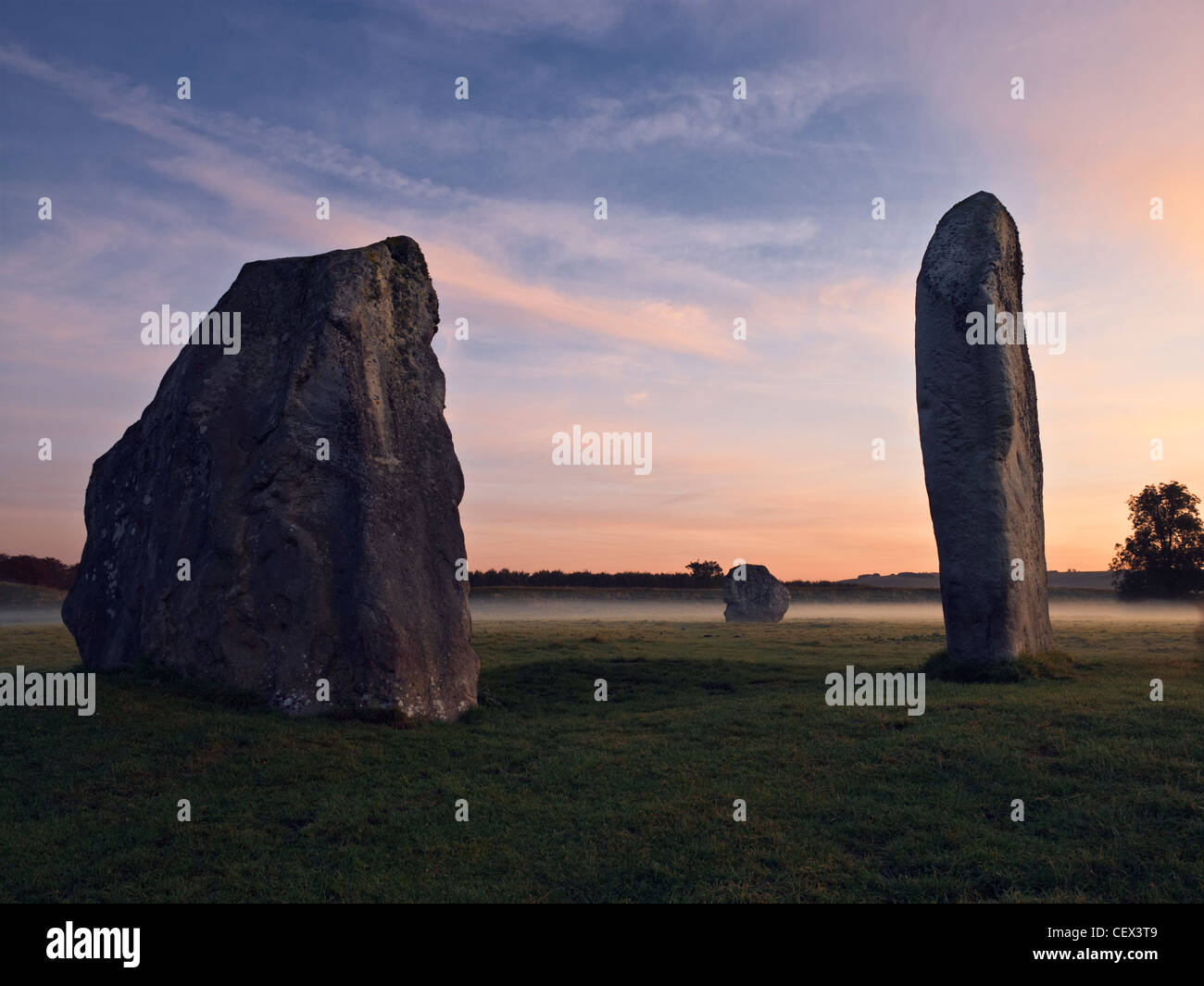 Parte di Avebury Stone Circle, uno dei più grandi d'Europa pietra preistorici cerchi, all'alba. Foto Stock