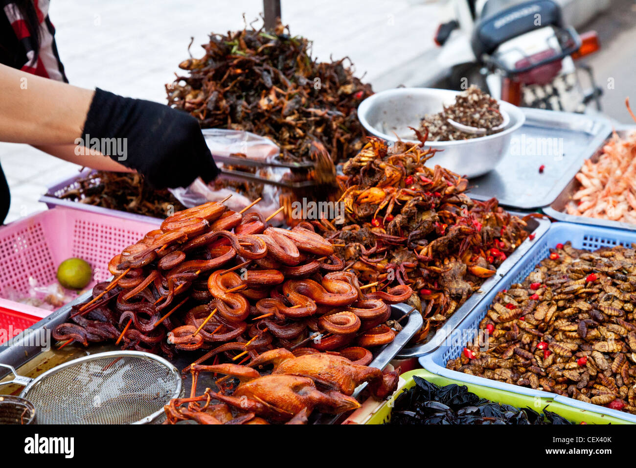 Un mercato in stallo in Phnom Penh Cambogia vendita di deep-snack fritti come serpenti, rane, scarafaggi e granchi Foto Stock