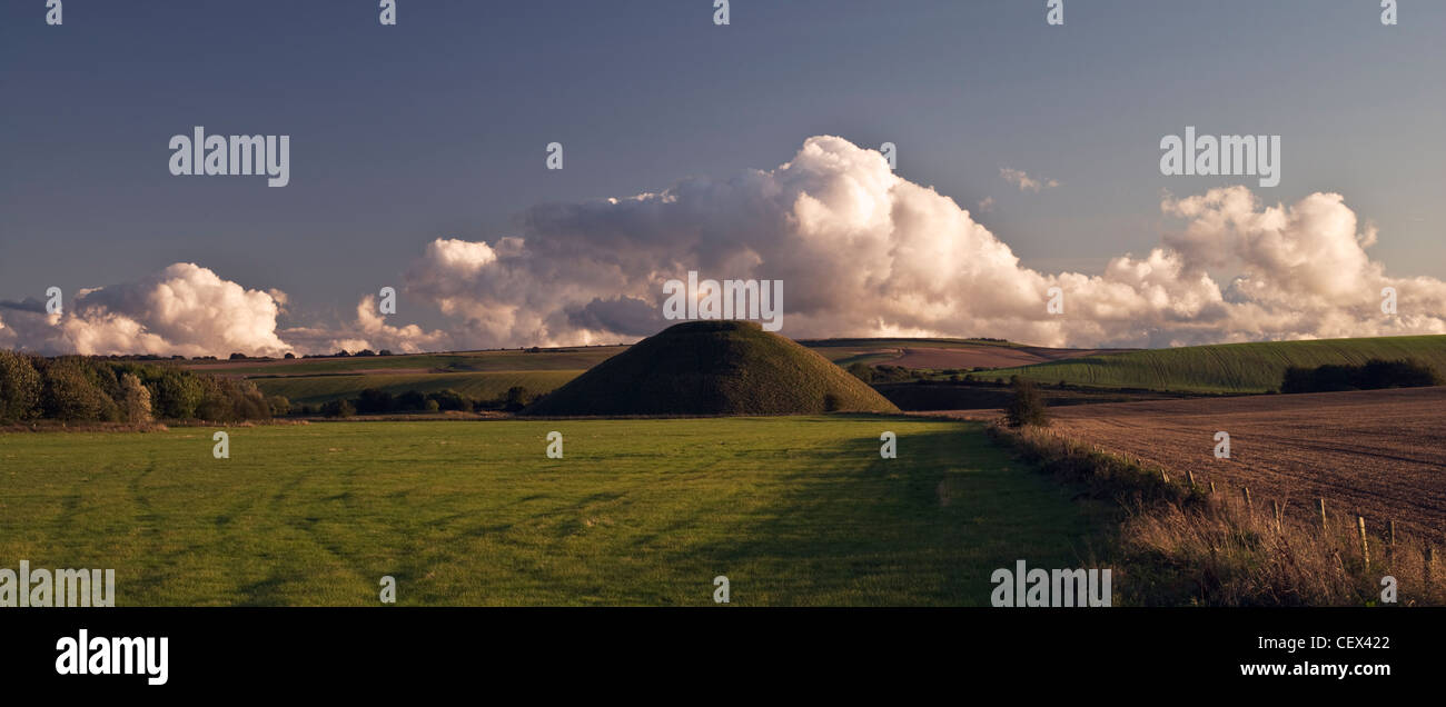 Vista di Silbury Hill, il più alto preistoria umana fatta a tumulo in Europa, contro una banca di cloud su una chiara serata. Foto Stock