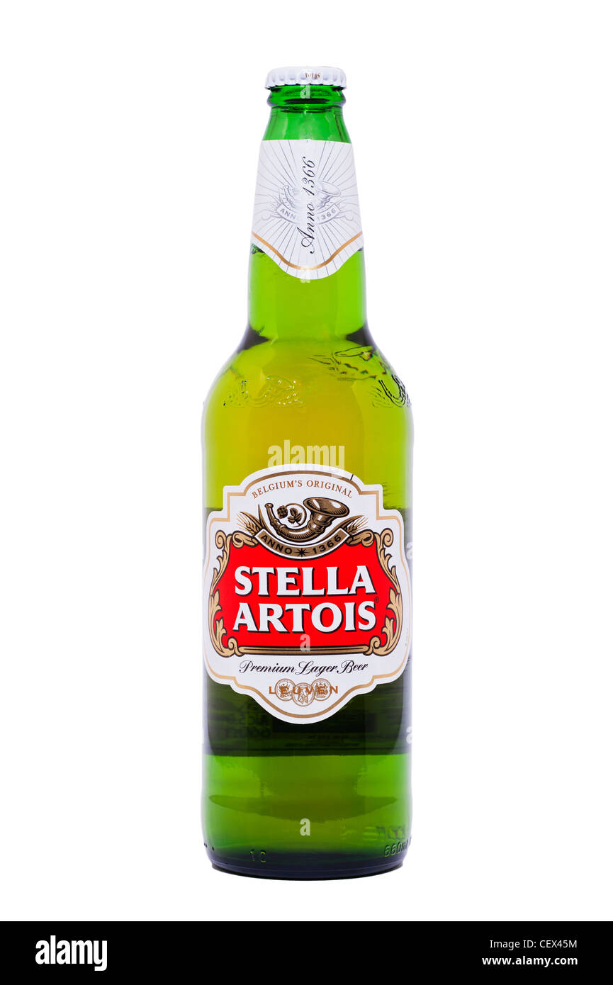 Una bottiglia di Stella Artois premium lager birra su uno sfondo bianco Foto Stock