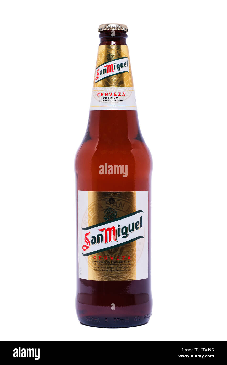 Una bottiglia di San Miguel premium lager birra su uno sfondo bianco Foto Stock