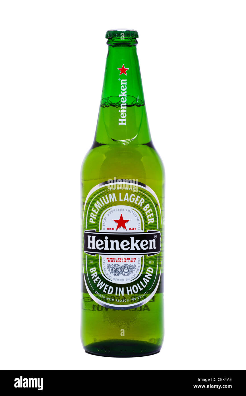 Una bottiglia di Heineken premium lager birra su uno sfondo bianco Foto Stock