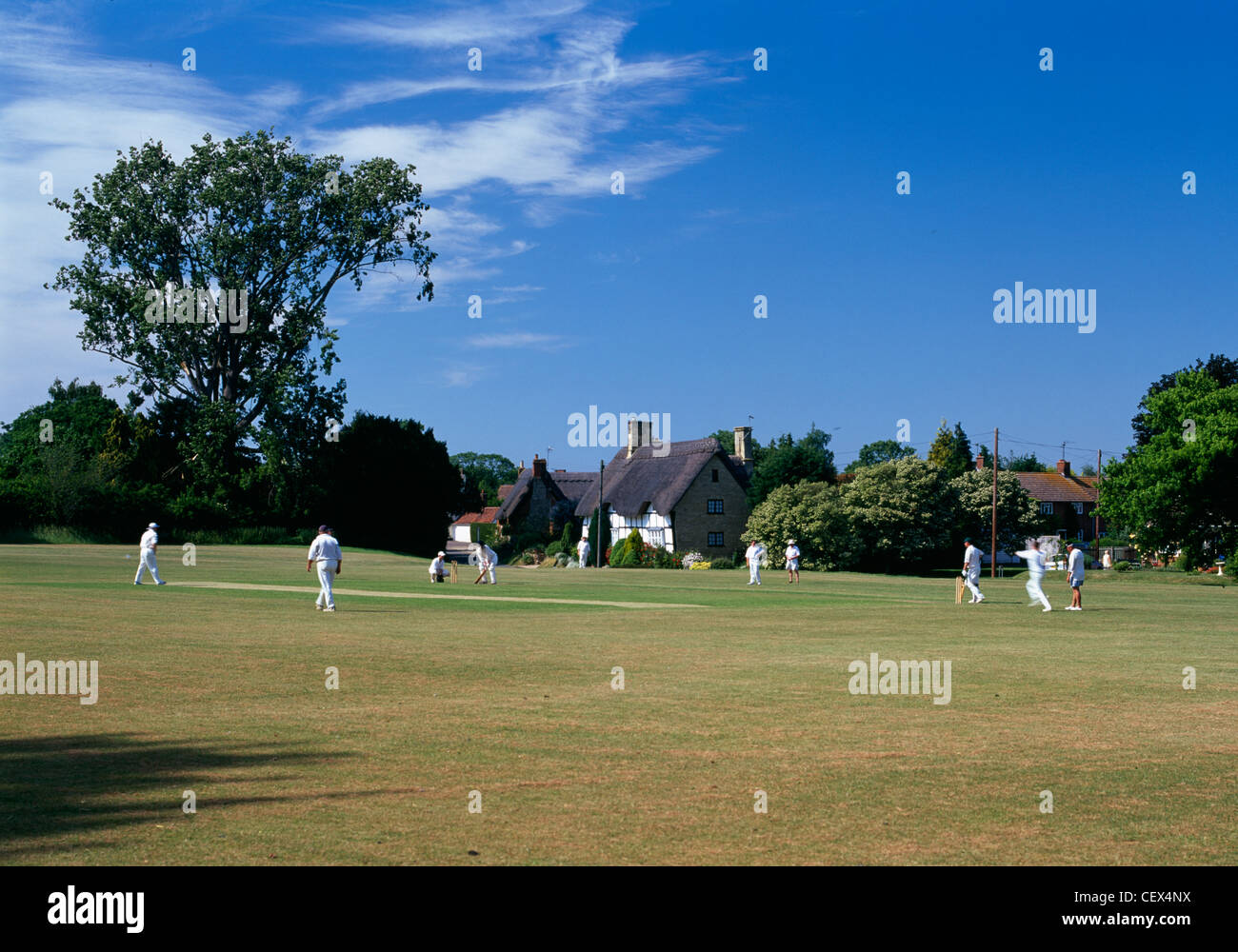 Una domenica pomeriggio partita di cricket nel villaggio di Elmley Castello. Foto Stock