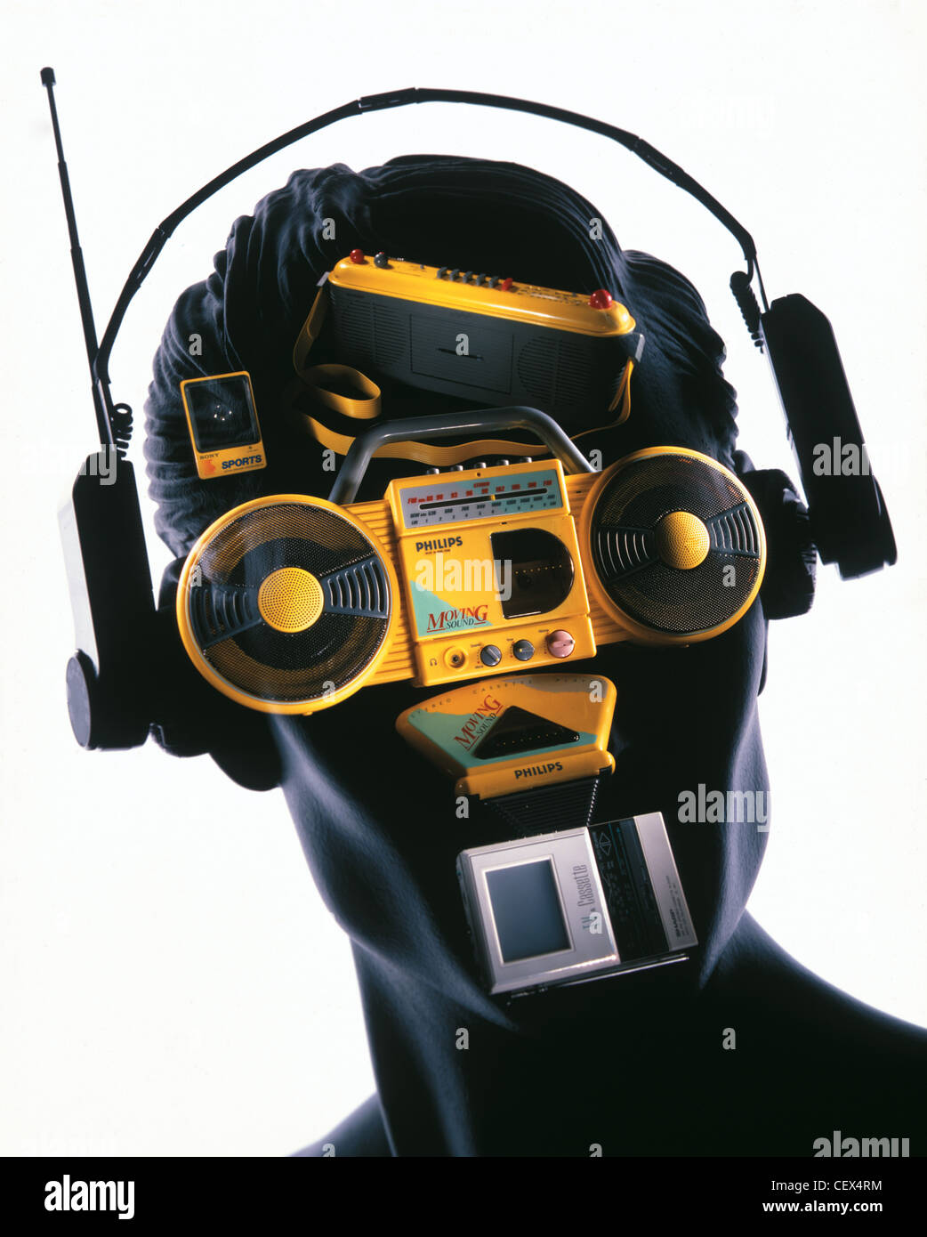 Manichino con i lineamenti del viso costituita da s audio portatile tecnologia visiva Foto Stock