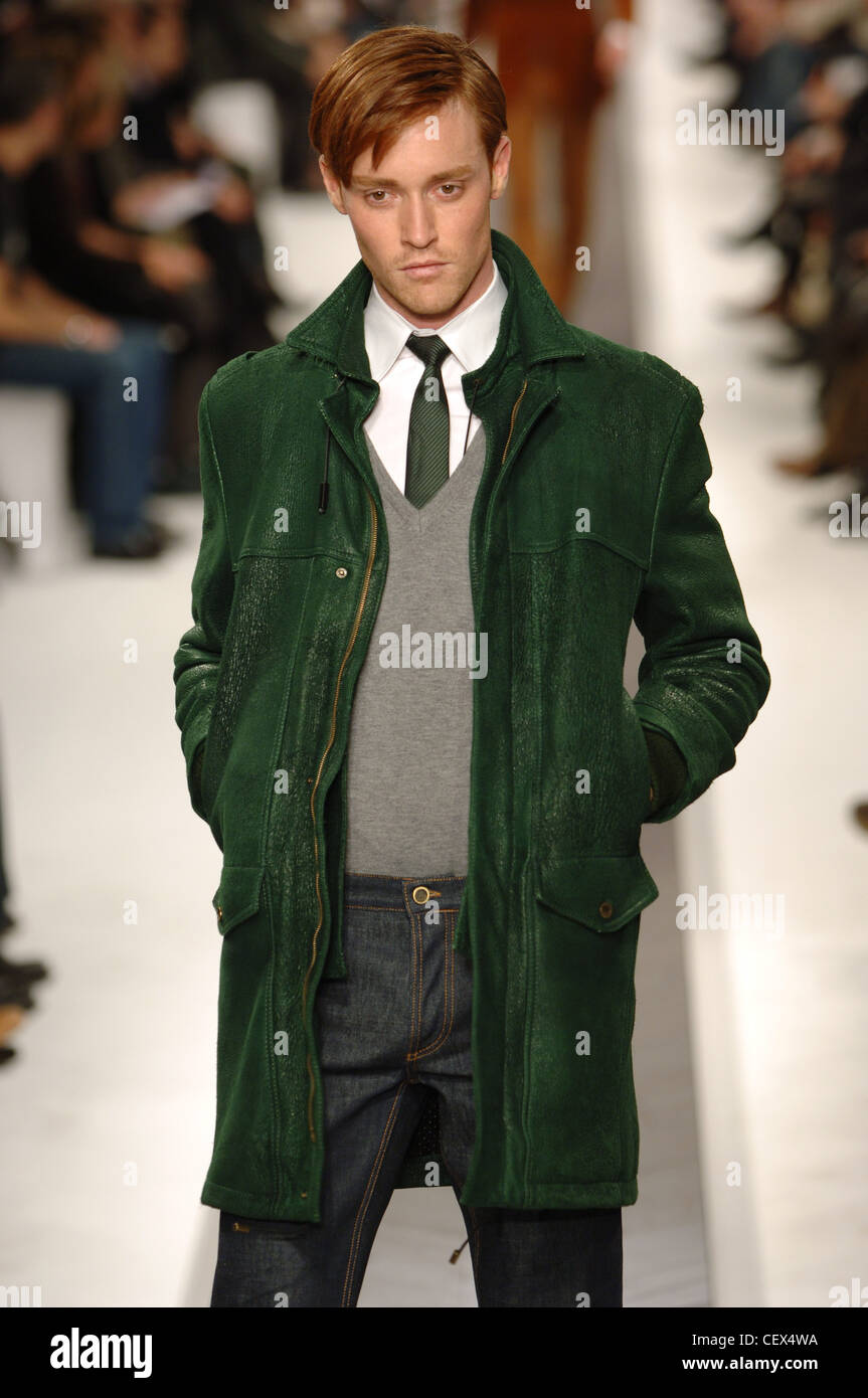 Givenchy pronto a indossare abbigliamento uomo Parigi A W red head modello  maschile che indossa una pelle verde giacca grigio V collo ponticello,  pulsante bianco Foto stock - Alamy