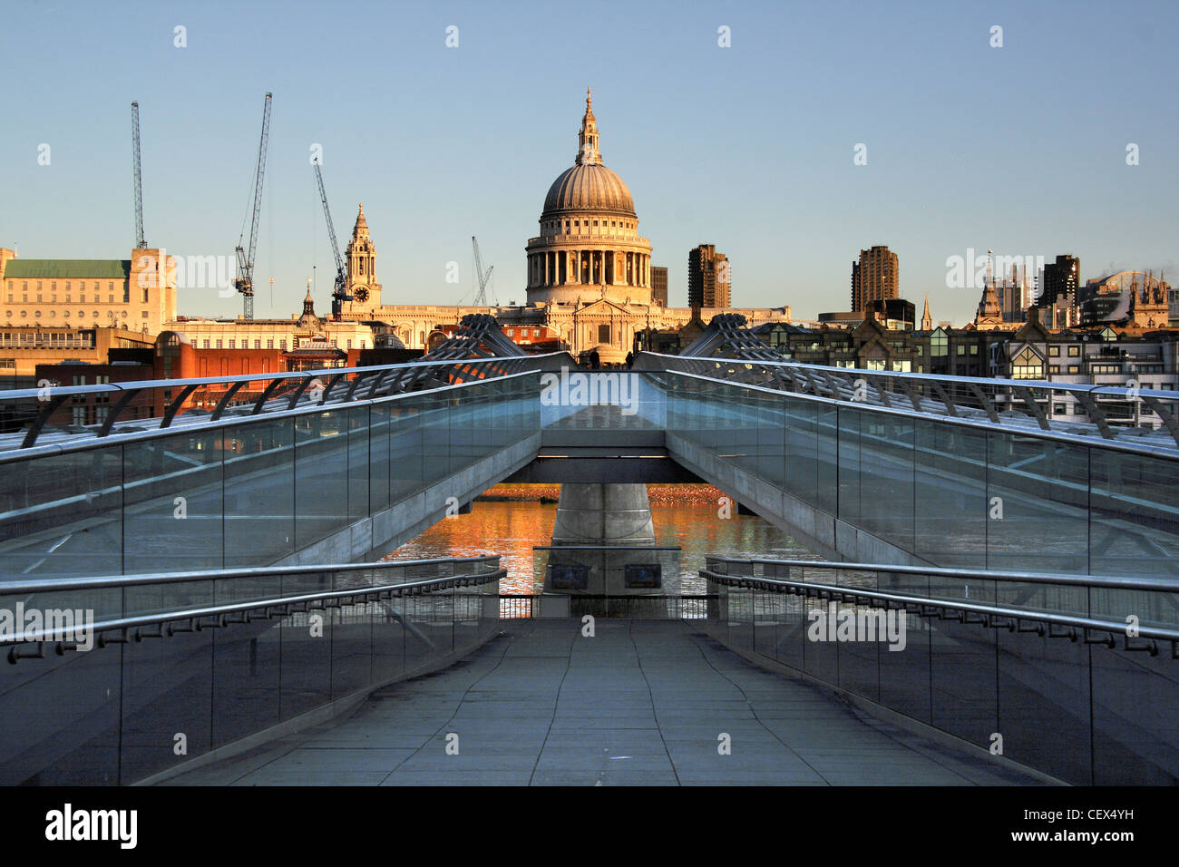 La Cattedrale di St Paul e il Millennium Bridge a sunrise. Foto Stock