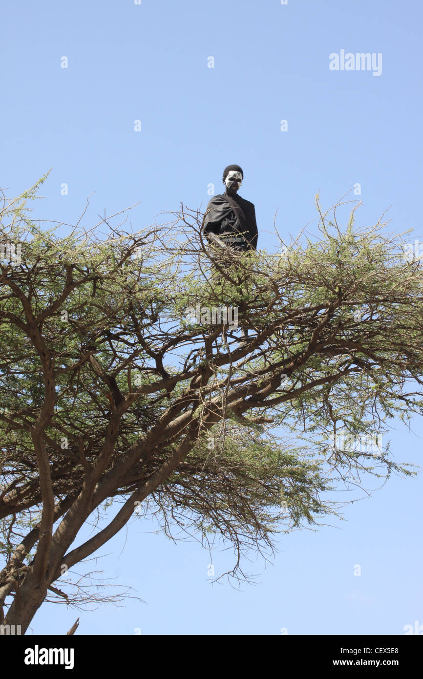 Tanzania, Masai provenienti della cerimonia di età. Questo giovane maschio deputati vengano avviate come guerrieri 'MOran". Foto Stock