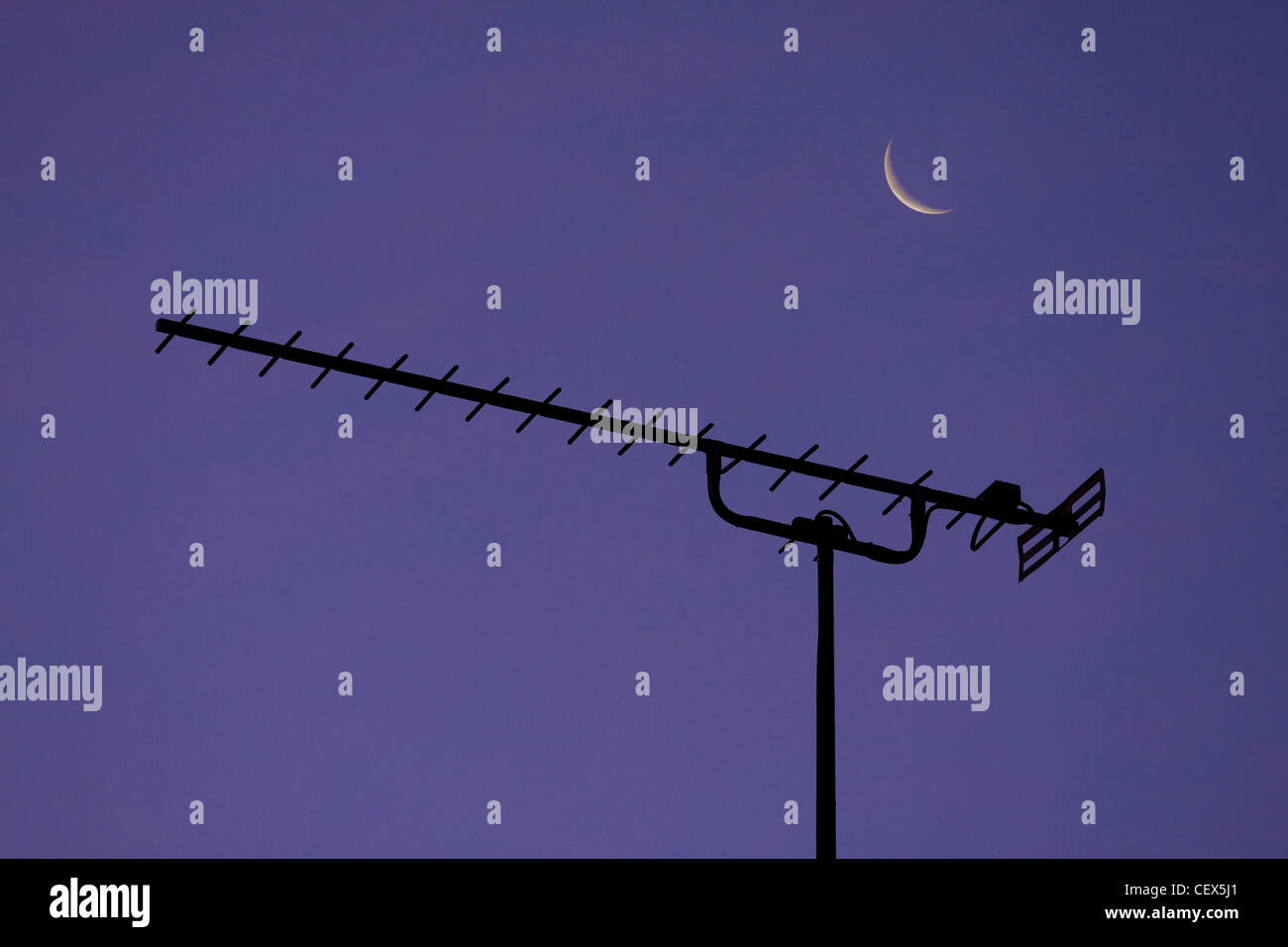 Dettaglio di un antenna TV e una falce di luna. Foto Stock