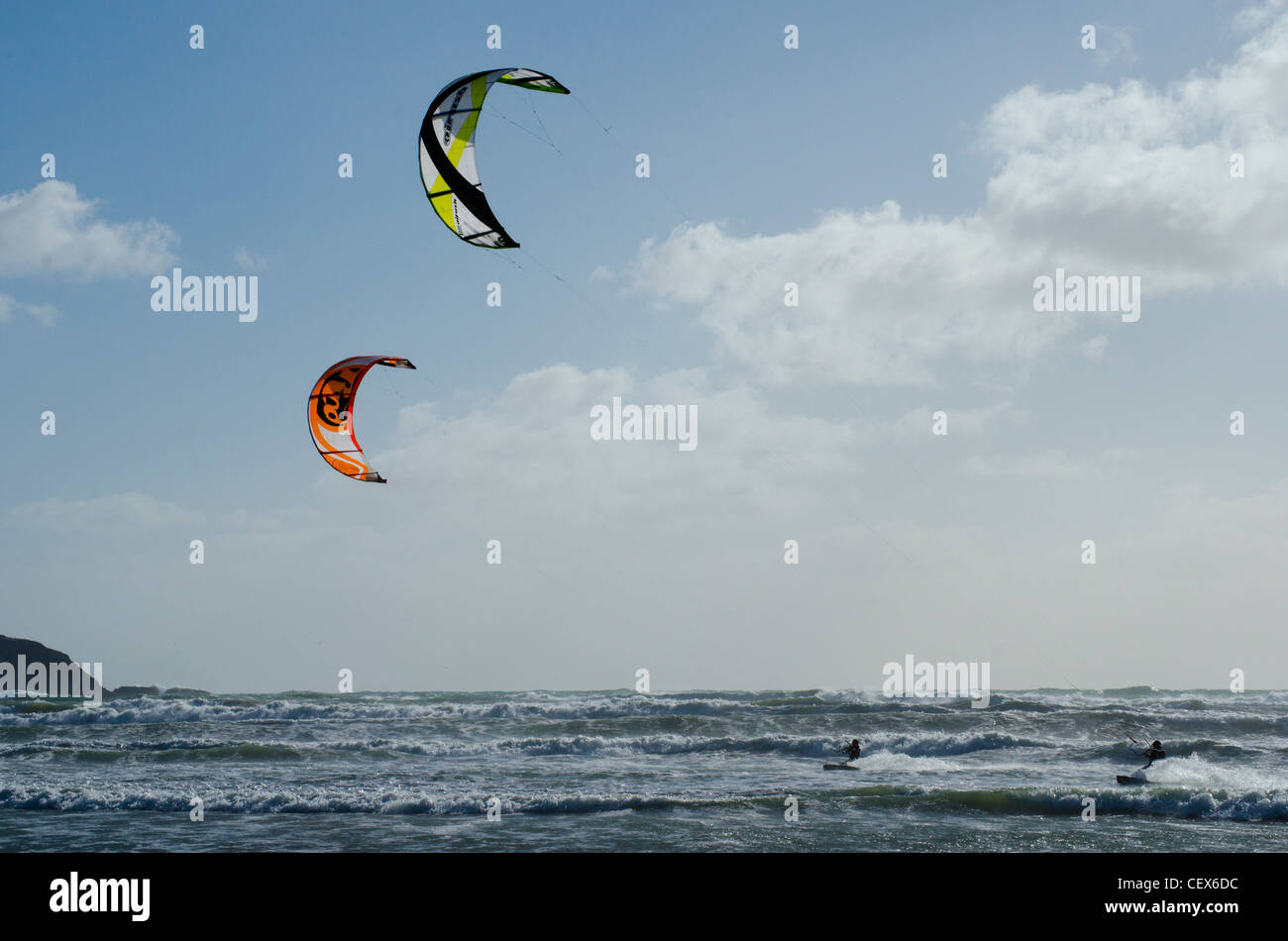 Il kite-surf a Muriwai Beach, Isola del nord, Nuova Zelanda Foto Stock