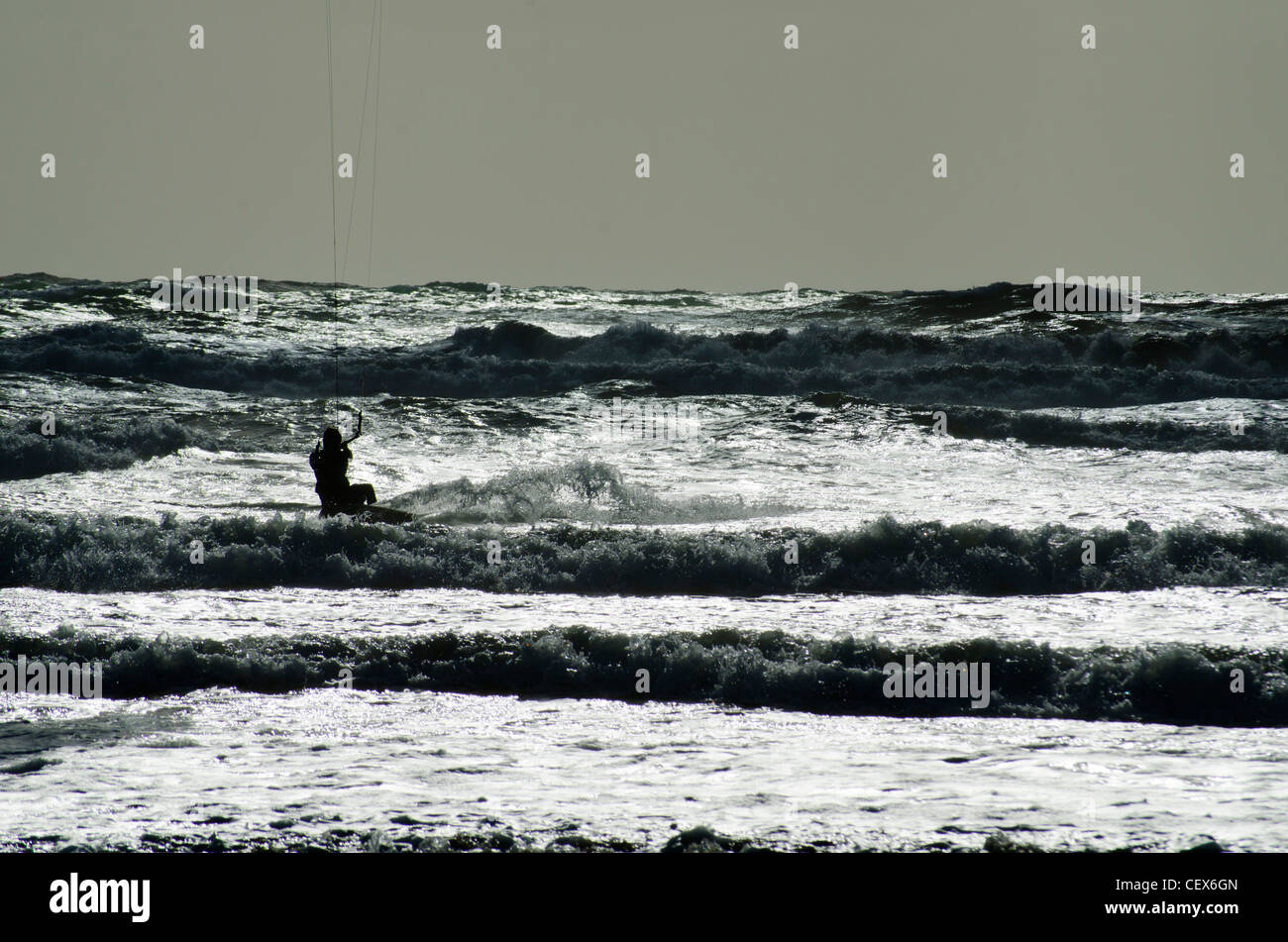 Il kite-surf a Muriwai Beach, Isola del nord, Nuova Zelanda Foto Stock