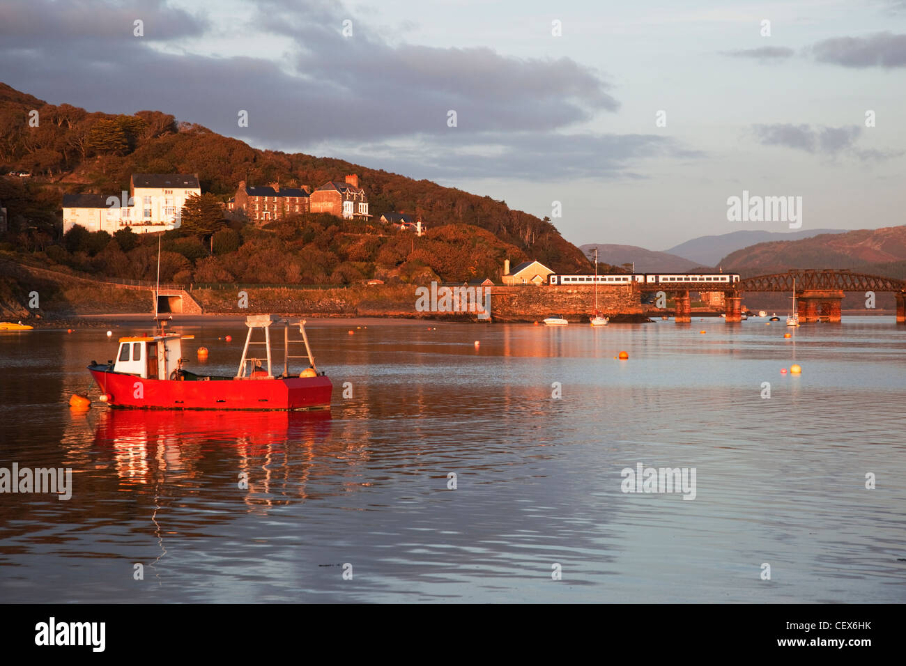 Blaenau Ffestiniog Harbour e ponte ferroviario - un treno è attraversando il ponte. Foto Stock