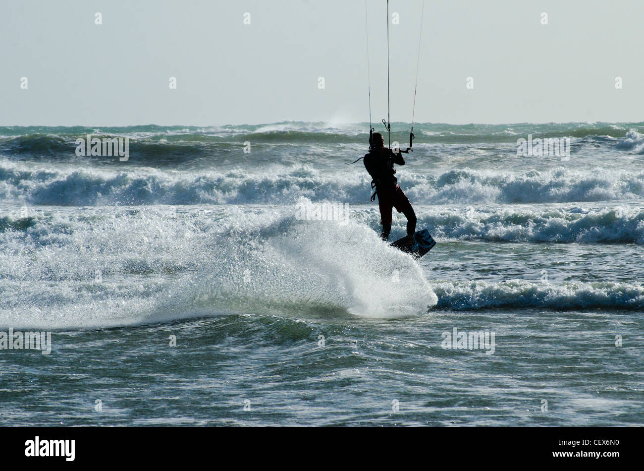 Il kite-surf a Muriwai Beach, Isola del nord, Nuova Zelanda Foto Stock