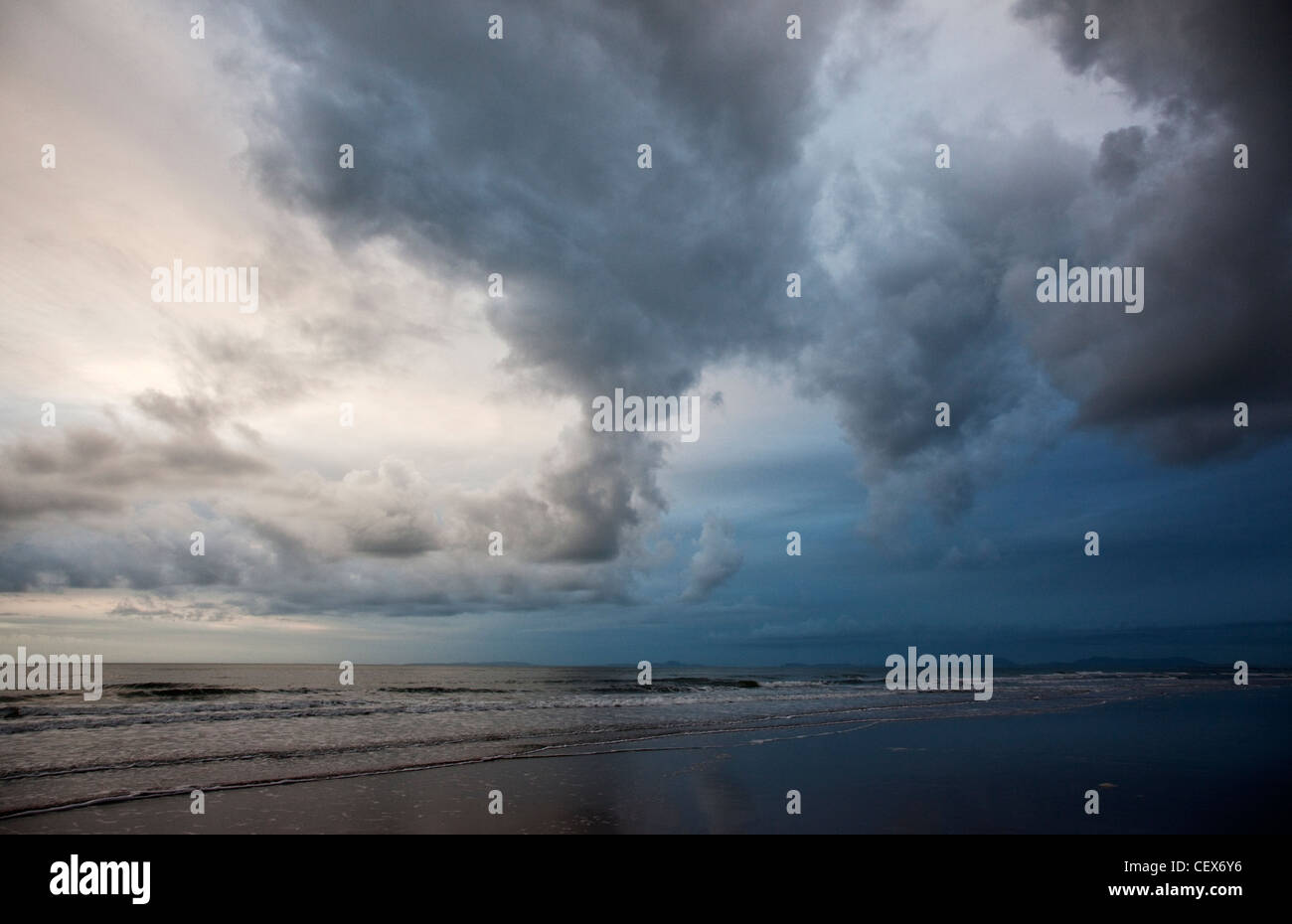 Una tempesta di raccolta cloud su Barmouth Beach al crepuscolo. Foto Stock