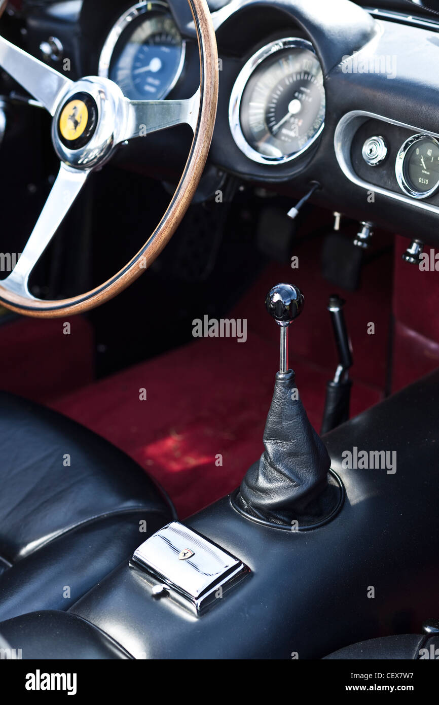 Cruscotto interno della Ferrari California auto sportiva Foto Stock