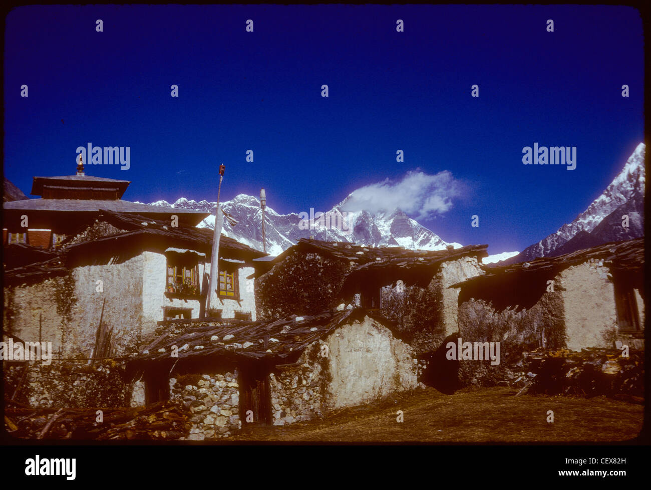 Il monte Everest visto dietro il monastero buddista in Nepal durante il 1976. Foto Stock
