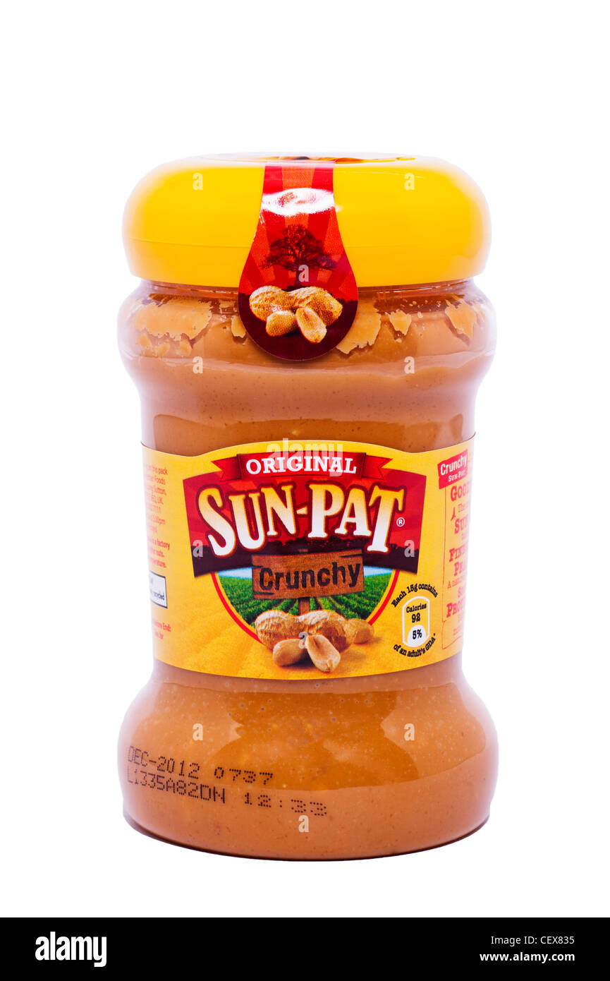 Un vasetto di originale Sun-Pat croccante e burro di arachidi su sfondo bianco Foto Stock