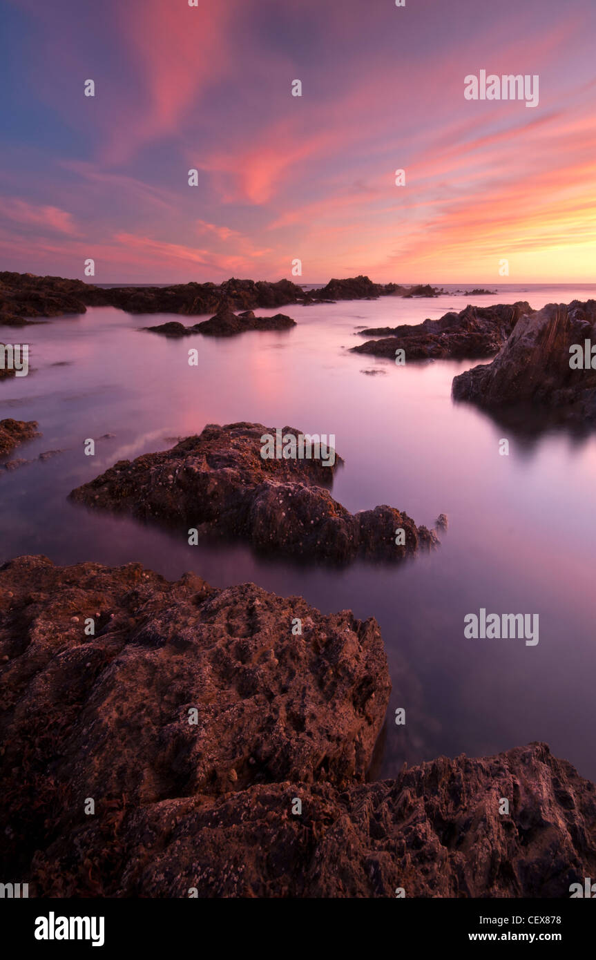 I colori del tramonto e le rocce in Bantham Beach, Devon, Inghilterra. Foto Stock