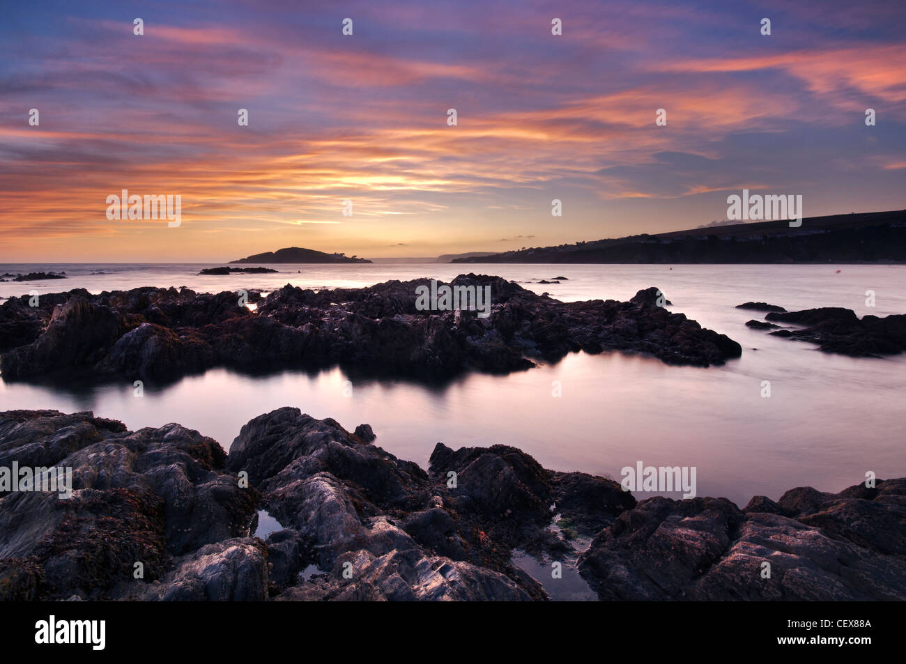 Vista da Bantham Beach a Burgh Island al tramonto, Devon, Inghilterra. Foto Stock