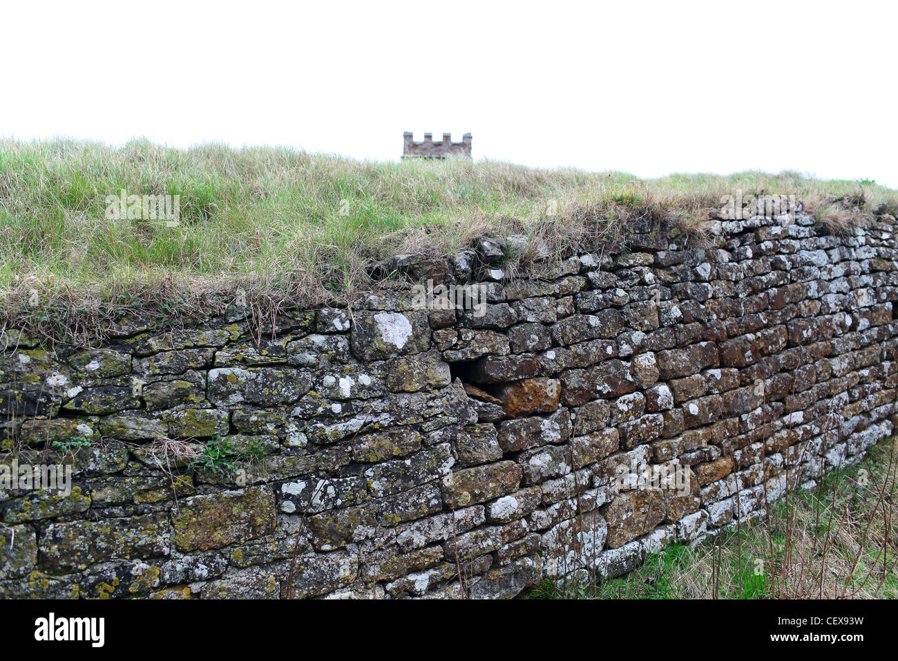 Chiesa che si vede al di sopra di una stalattite parete in Cotswolds Foto Stock