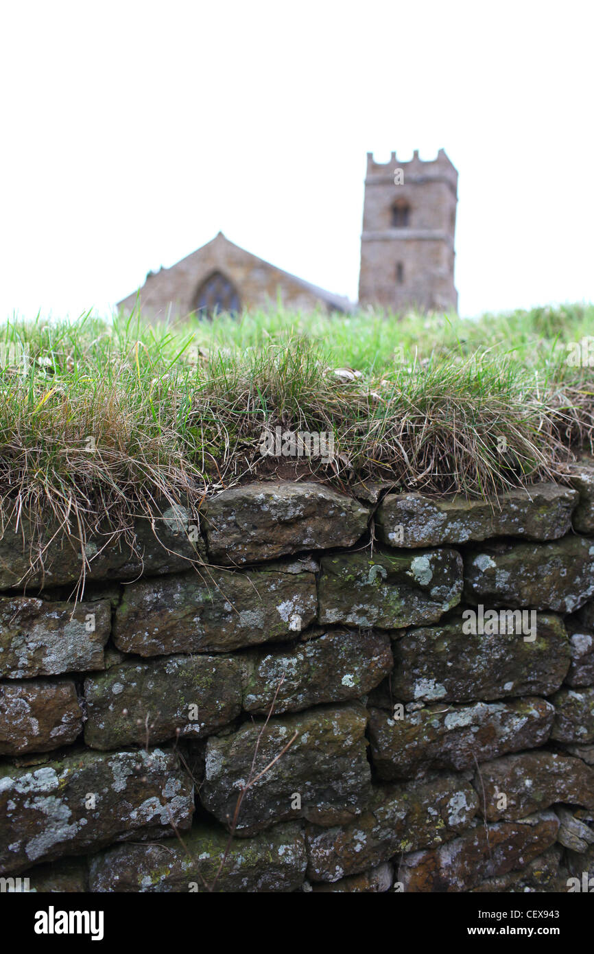 Chiesa che si vede al di sopra di una stalattite parete in Cotswolds Foto Stock