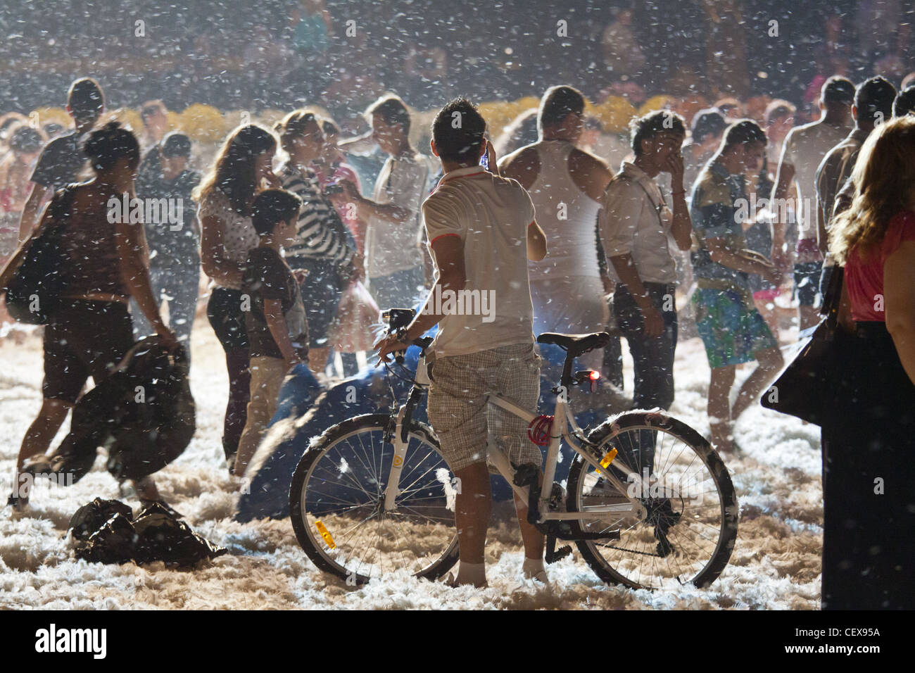 Un'enorme quantità di piume volanti sulla folla in un evento di intrattenimento pubblico chiamato Place des Anges, Bucarest, Romania. Foto Stock