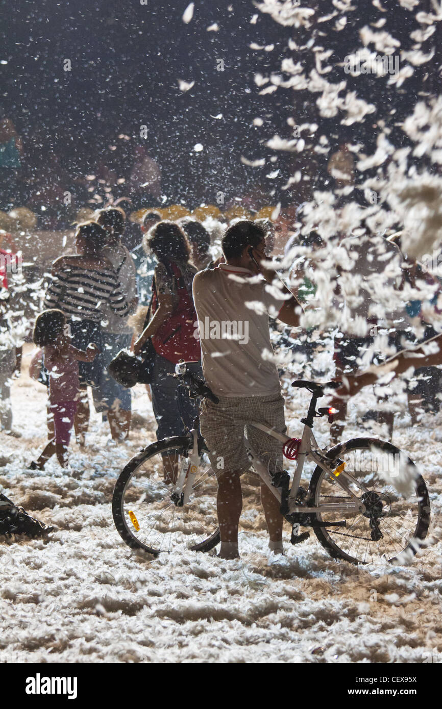 Un'enorme quantità di piume volanti sulla folla in un evento di intrattenimento pubblico chiamato Place des Anges, Bucarest, Romania. Foto Stock