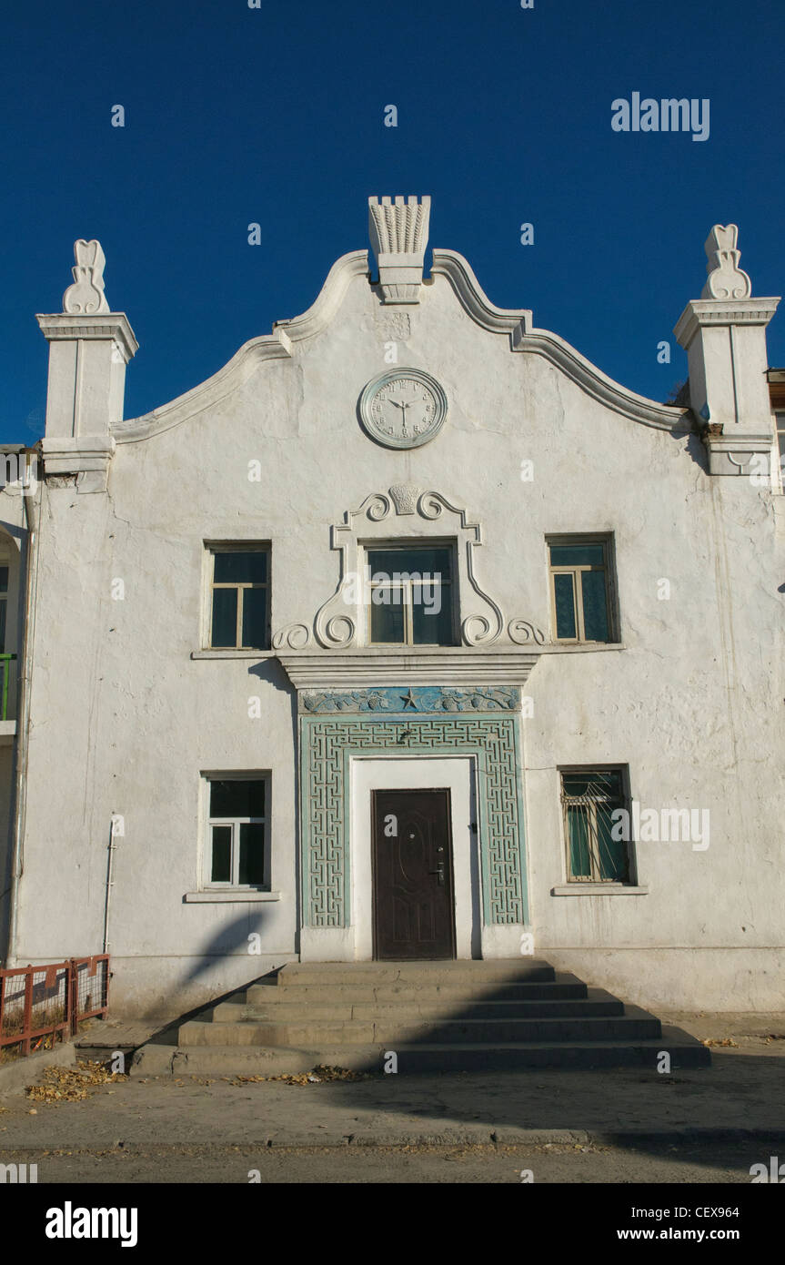 Latin American style architettura coloniale in Bayan-Ölgii in Mongolia occidentale Foto Stock