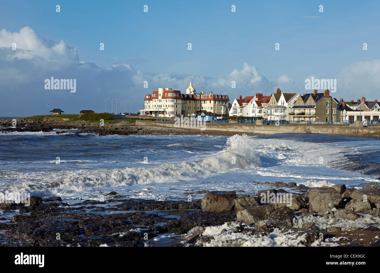 Onde schiumoso durante una tempesta lungo Porthcawl Beach, Porthcawl, Wales, Regno Unito Foto Stock
