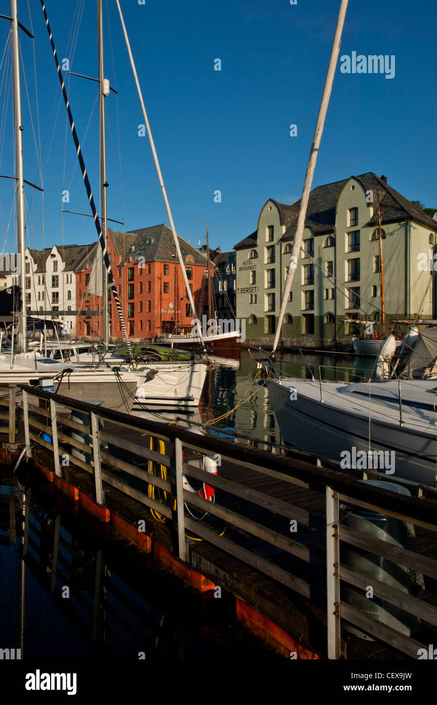 Vista sul canale di Brosundet con yacht e case in stile art nouveau ad Alesund. Norvegia Foto Stock