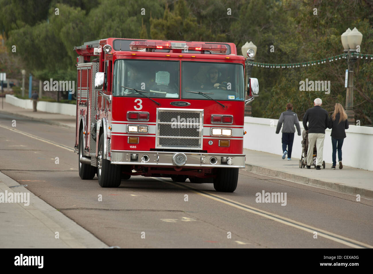 San Diego vigili del fuoco di risposta di emergenza veicolo su chiamata su Cabrillo ponte-San Diego, California, Stati Uniti d'America. Foto Stock