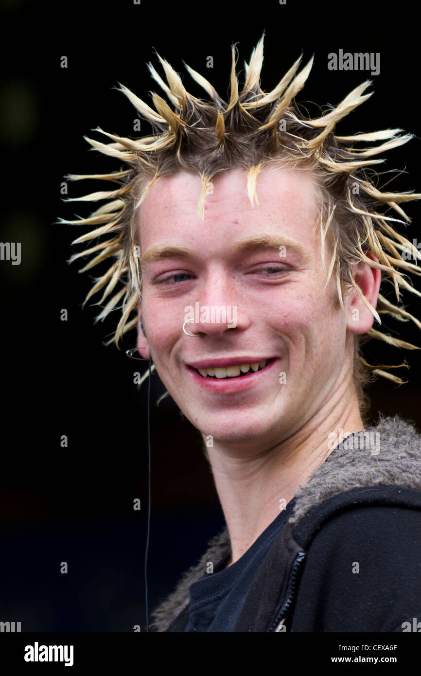 Punk con capelli pungenti, la stazione di Flinders Street, Melbourne, Australia Foto Stock