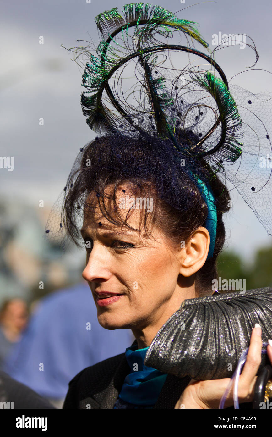 Melbourne Cup patroni di ritorno dalla gare, la stazione di Flinders Street, Melbourne, Australia Foto Stock