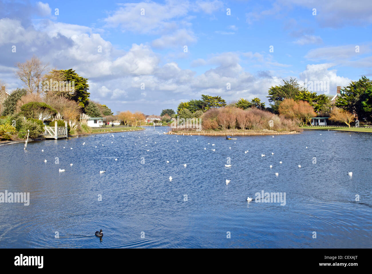 Gite in barca sul lago in una giornata di sole al Parco Mewsbrook, Littlehampton, West Sussex, in Inghilterra, Regno Unito. Foto Stock