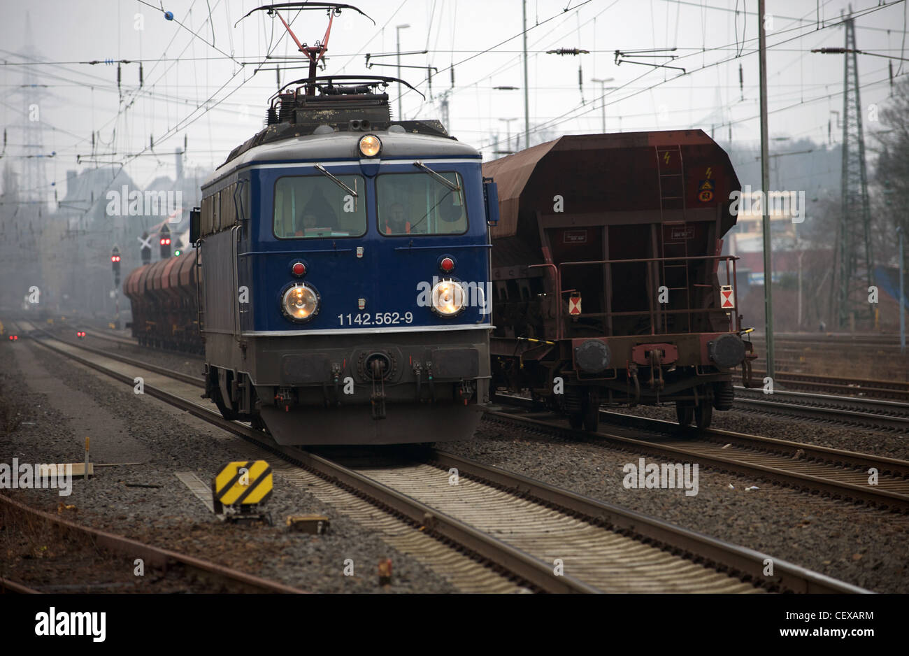 Locomotiva di ingegneria sul mainline tra Dortmund e Colonia Solingen, Germania. Foto Stock