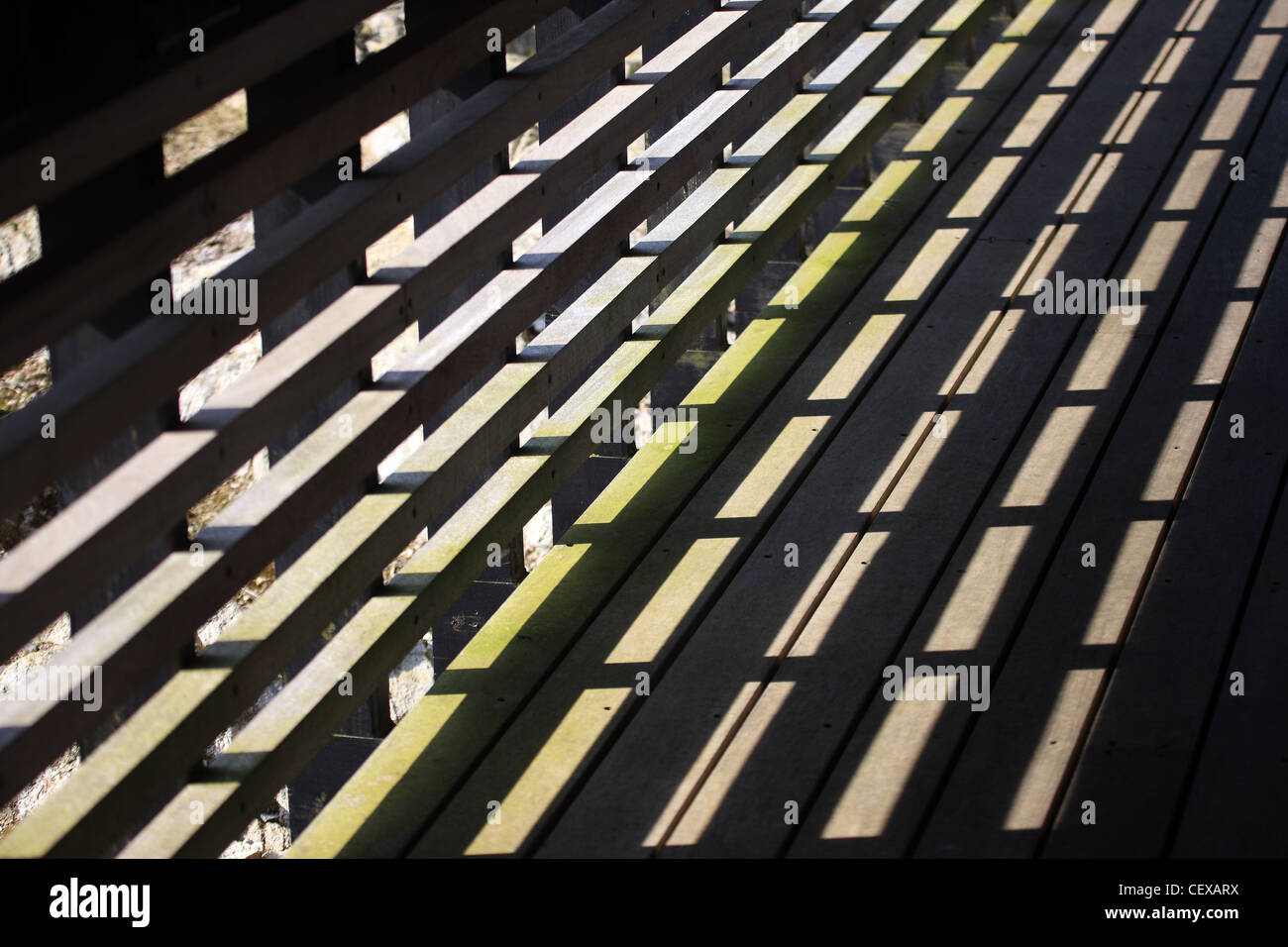 Staccionata in legno e ombra Foto Stock