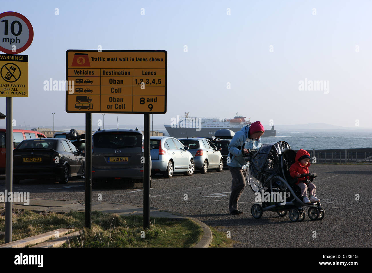 Calmac ferry terminal con traghetto in avvicinamento e in attesa auto sull'isola di Tiree nelle Ebridi Interne di Scozia Foto Stock